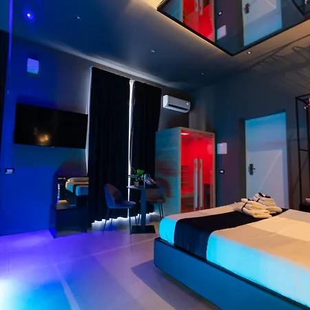 Maximum Suite & Spa-3