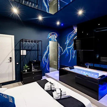 Maximum Suite & Spa-3